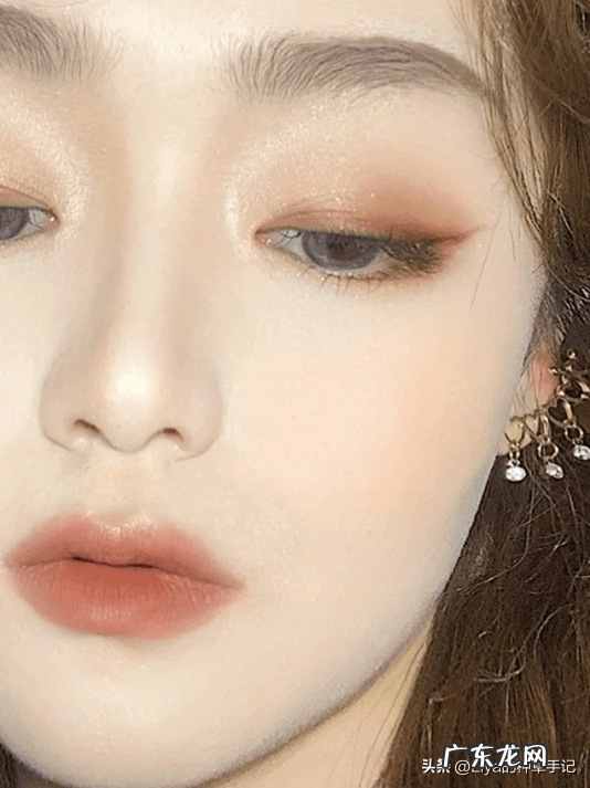 化妆步骤和技巧 新手化妆技巧有哪些