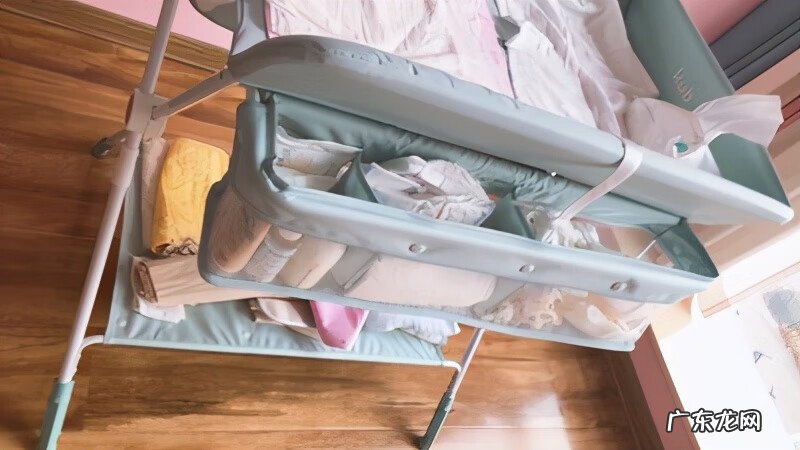 宝贝换尿布 换尿布台