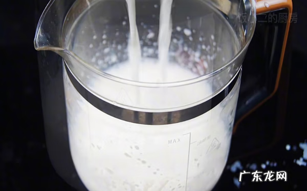 婴儿吃太多喷出来 宝宝快点喷出来