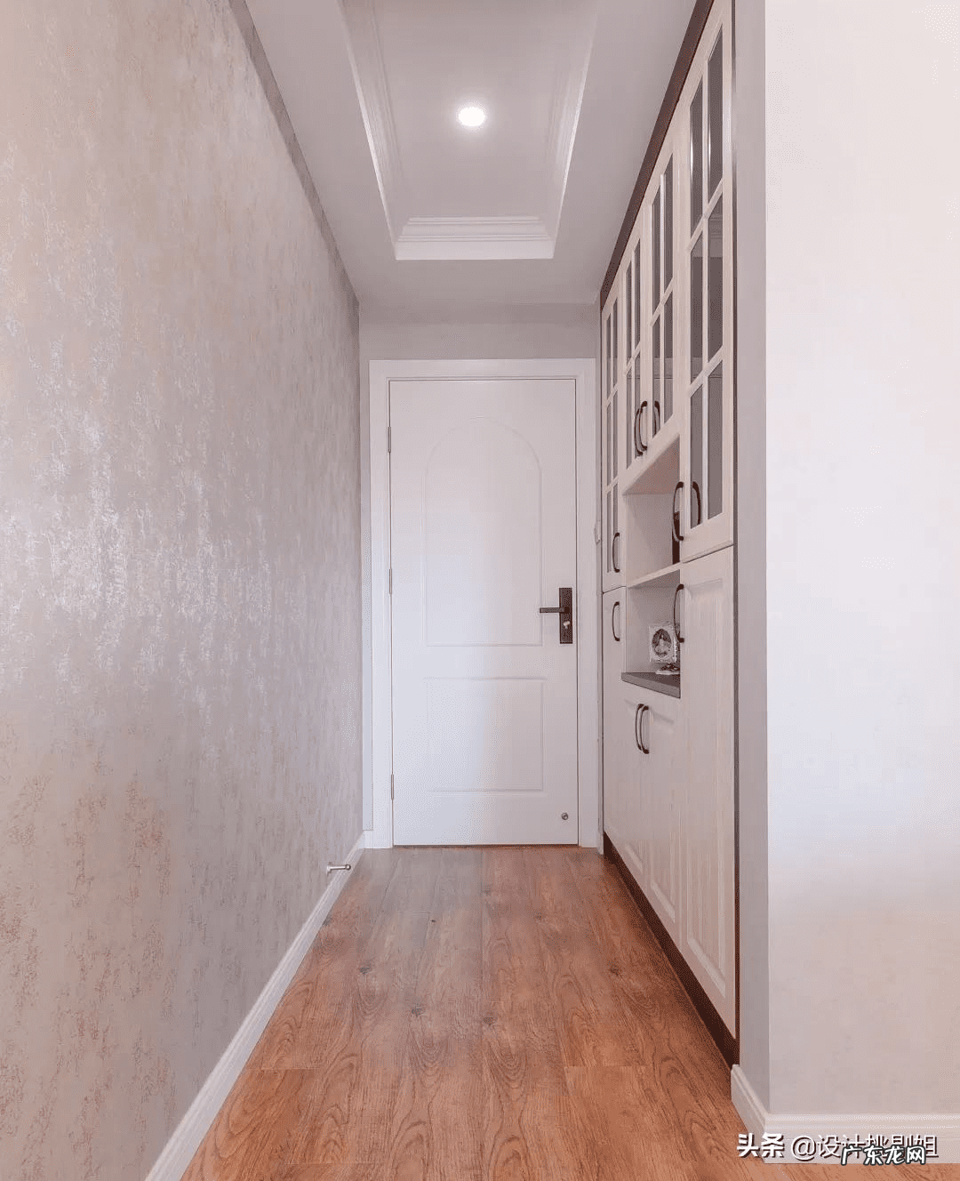 客厅电视机墙设计风水禁忌 红色门配什么影视墙