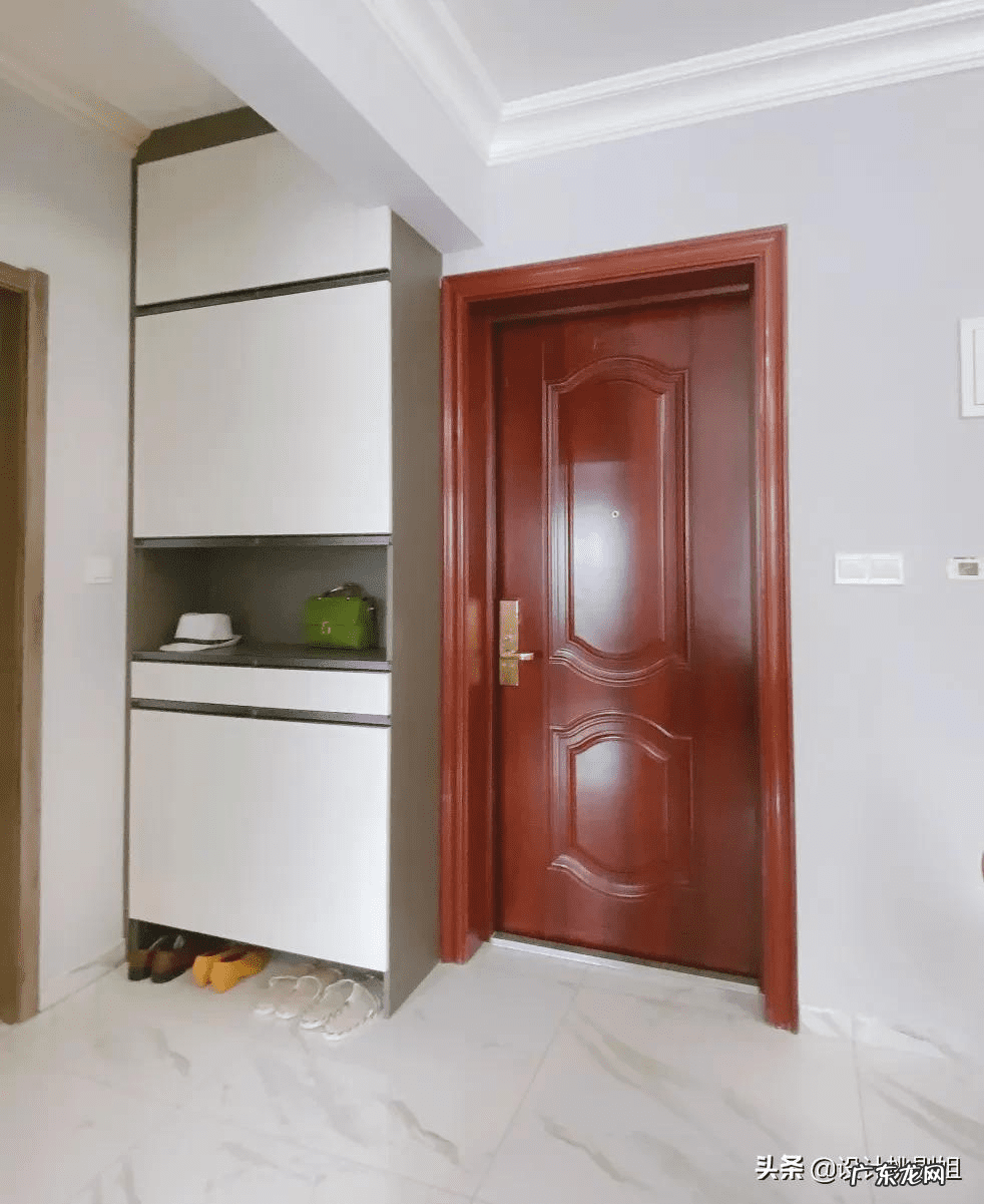 客厅电视机墙设计风水禁忌 红色门配什么影视墙