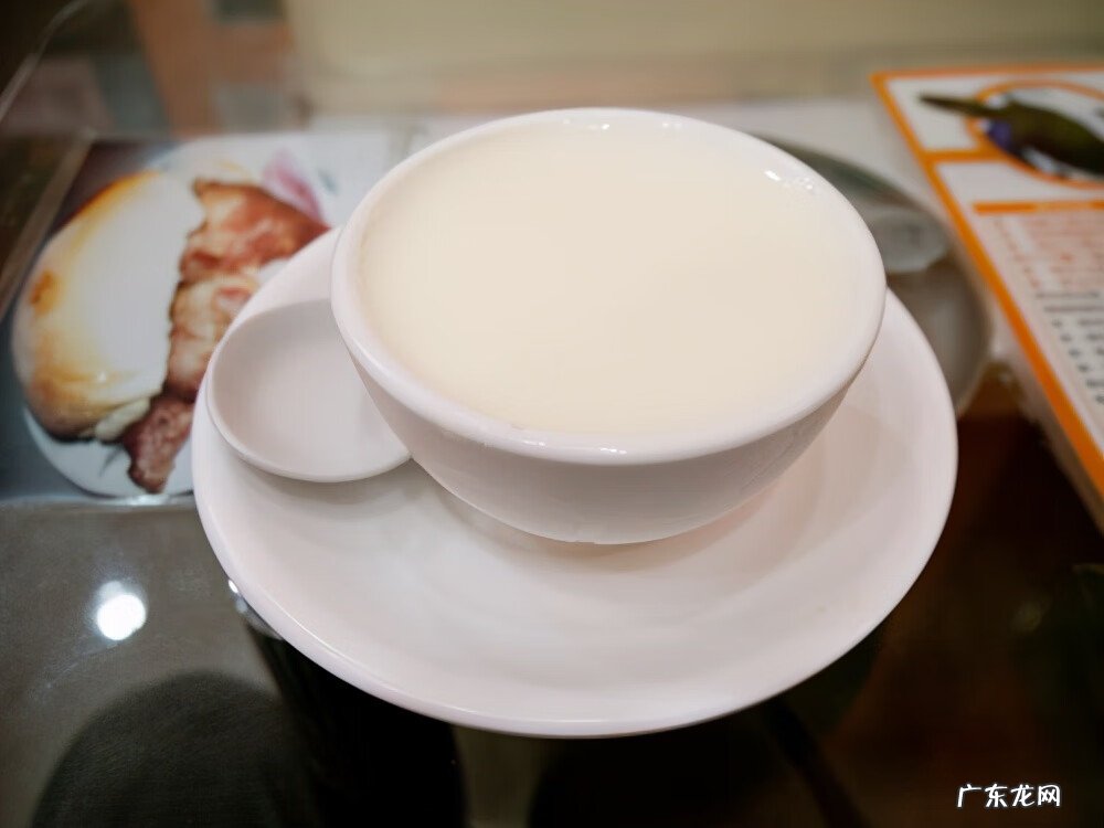 晚上睡前一杯牛奶好吗 晚上睡前喝牛奶几点喝