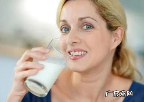 晚上睡前一杯牛奶好吗 晚上睡前喝牛奶几点喝
