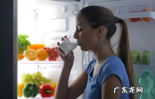 晚上睡前一杯牛奶好吗 晚上睡前喝牛奶几点喝