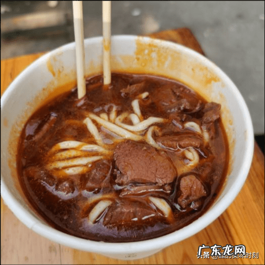 蓝底红字的招牌好不好