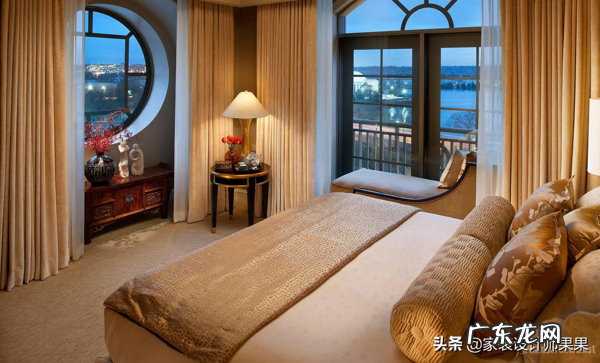 床头柜上放一盆水好不好 床头后面是水池好吗