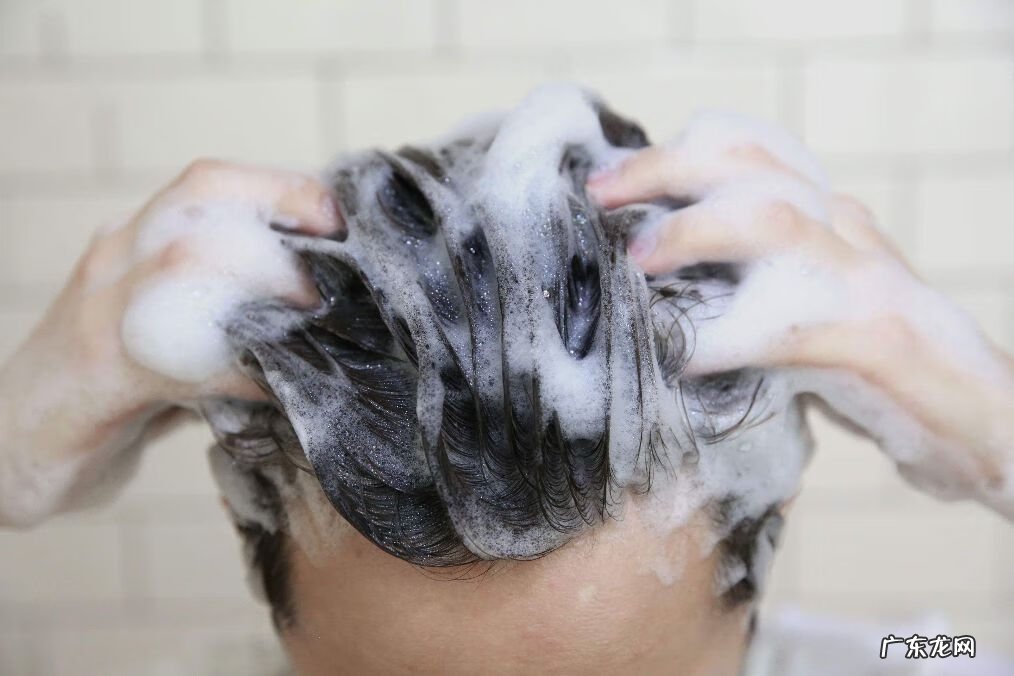 晚上洗头有什么不好 早上洗头好还是晚上洗头好不好
