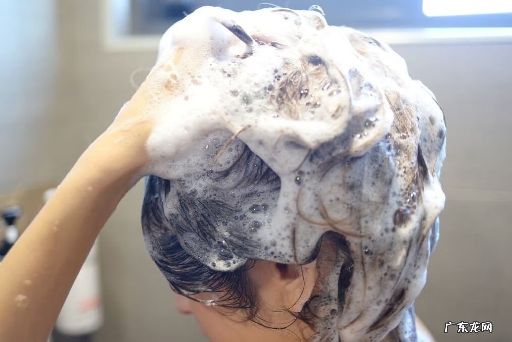 晚上洗头有什么不好 早上洗头好还是晚上洗头好不好