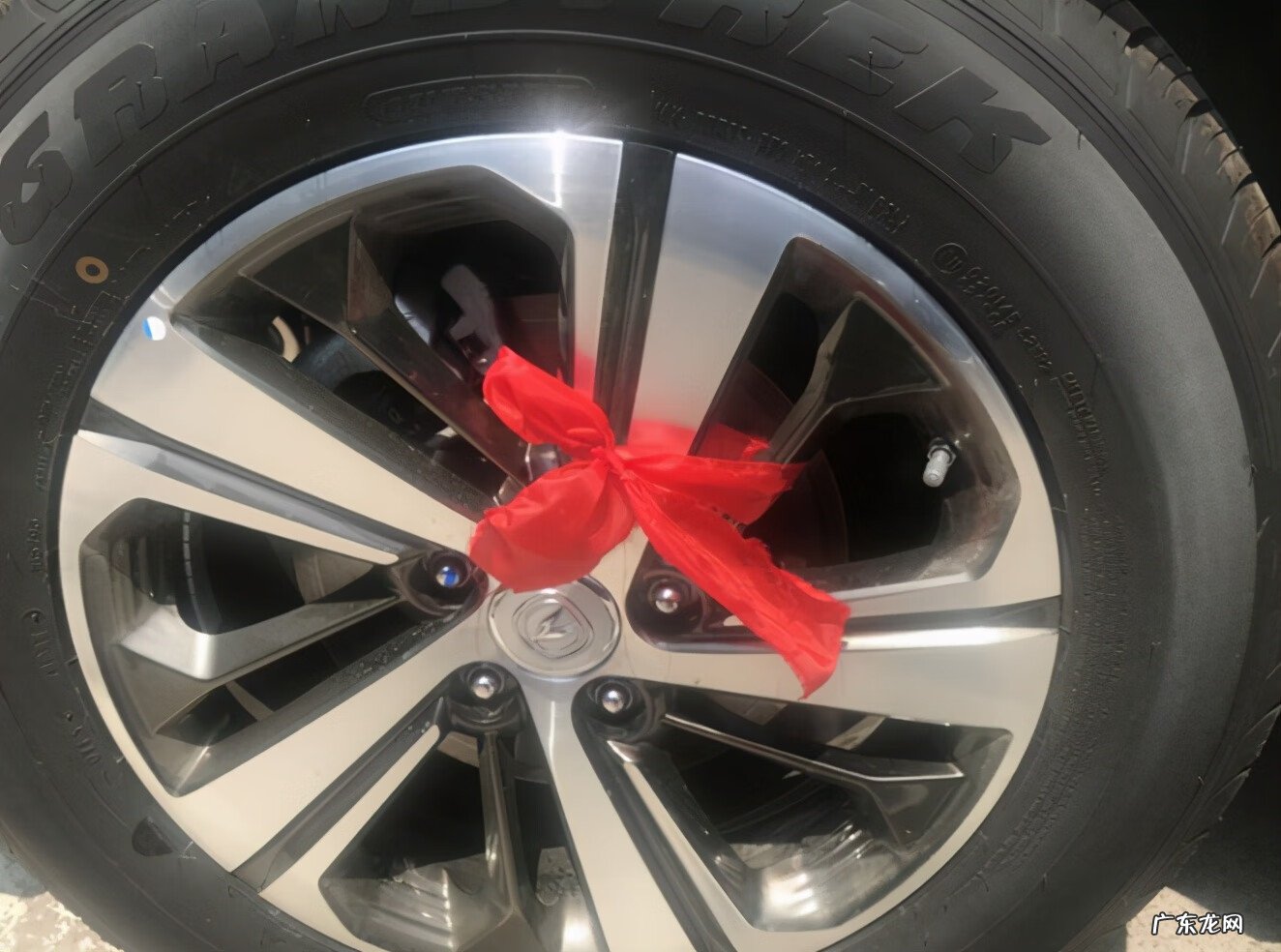 车轱辘上绑红绳 车轮上系红绳是什么意思