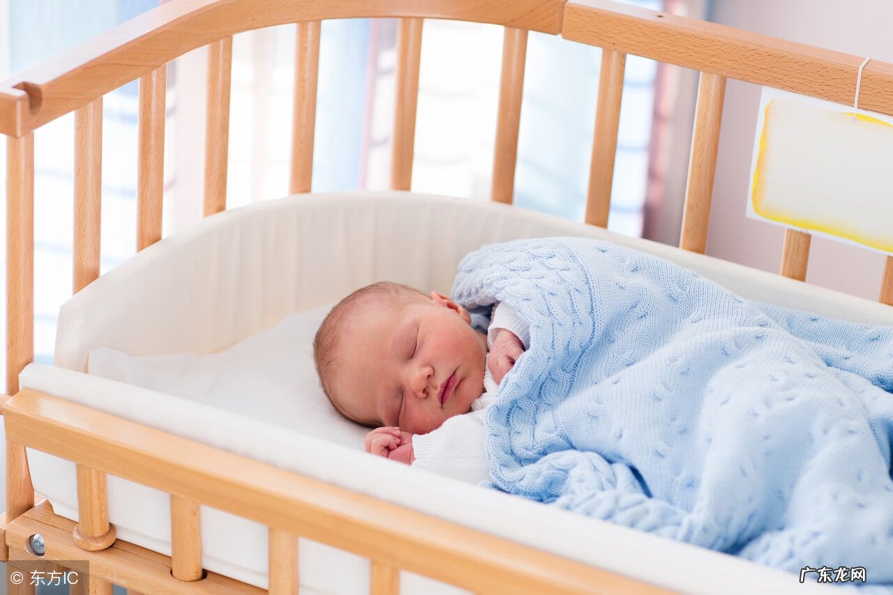 婴儿床中床 婴儿床床垫上面铺什么