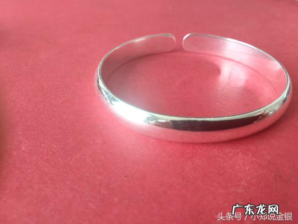 银手镯为什么变黄 银镯子变黄了是怎么回事