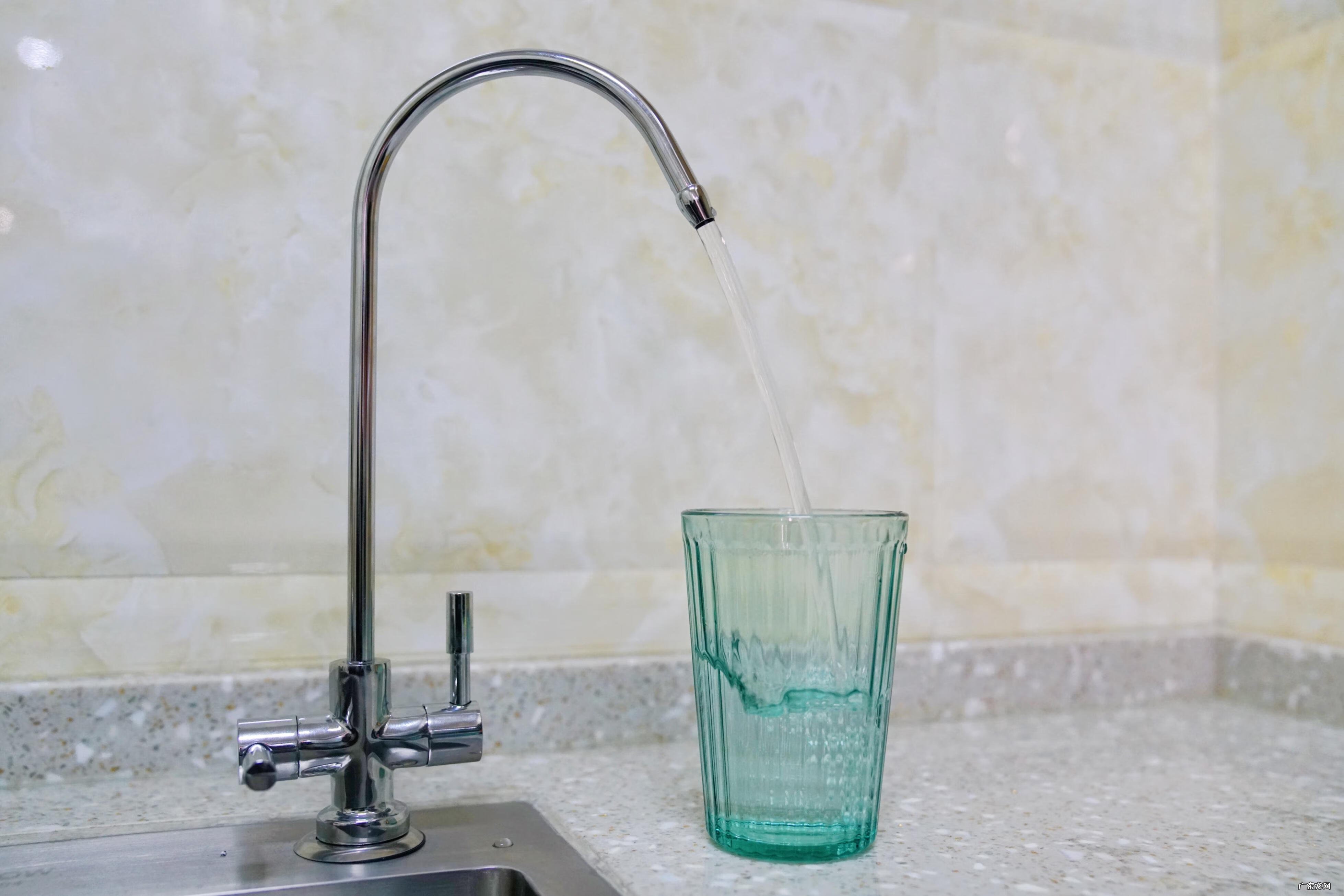 大门口装水龙头对风水有没有讲究 净水器水龙头装在左边好还是右边好