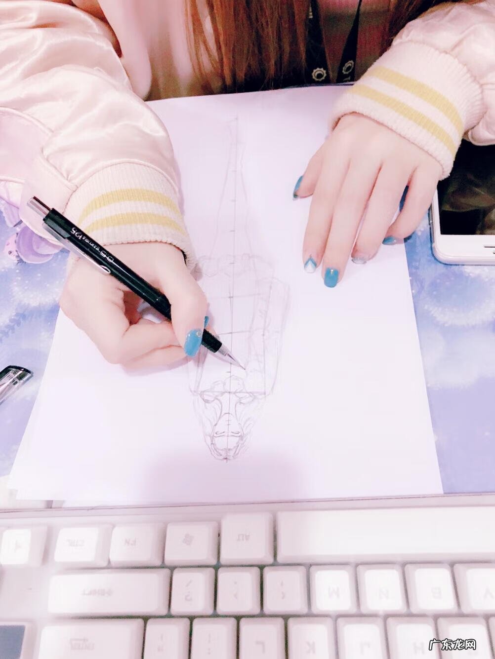 优秀服装人物素描作品 服装人体素描结构