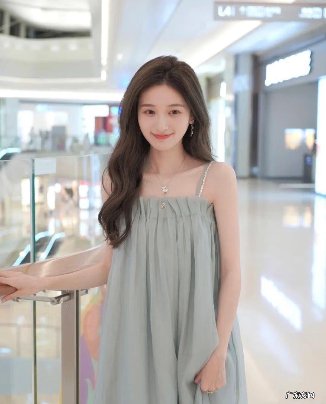 吊带裙怎么搭配上衣好看 吊带裙搭配什么上衣