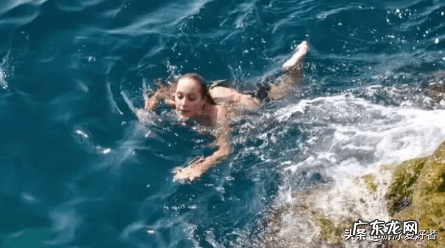 耳朵进水怎么快速出来 游泳时耳朵进水怎么办