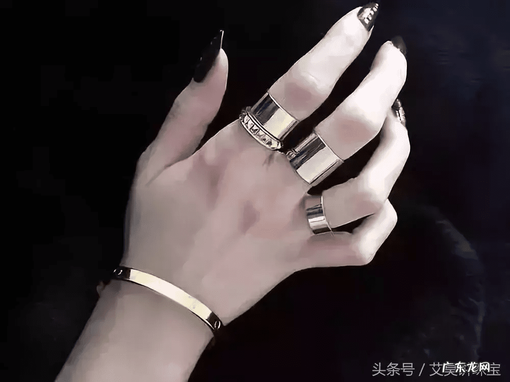 叠戴戒指寓意 金戒指叠戴