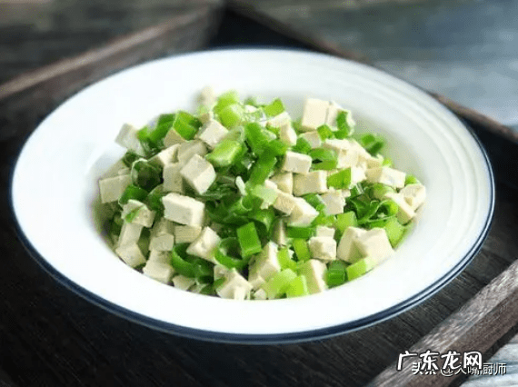 请问哪些食物属于碱性的 哪些食物是碱性的比较多的