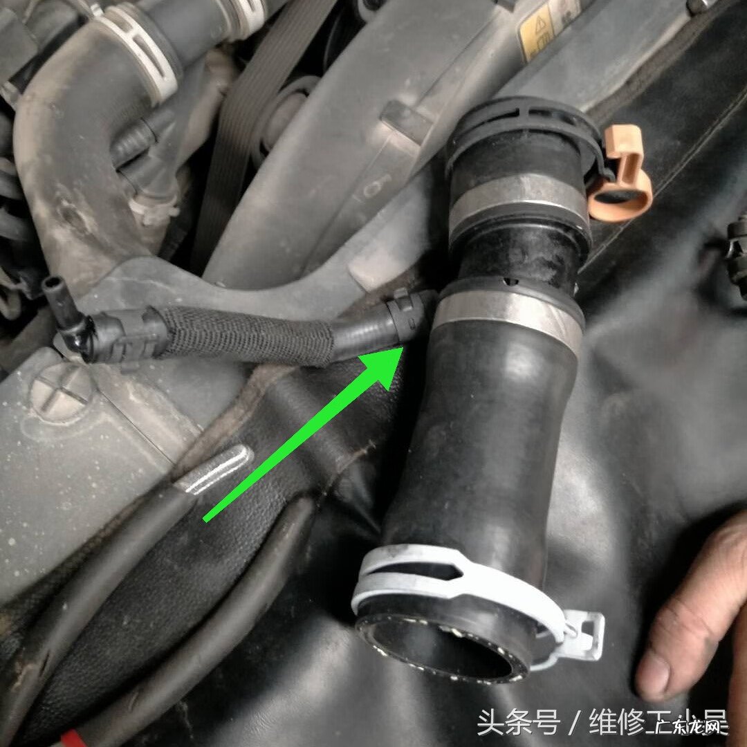 路虎极光的暖风水管怎么拆 路虎上水管怎么拆