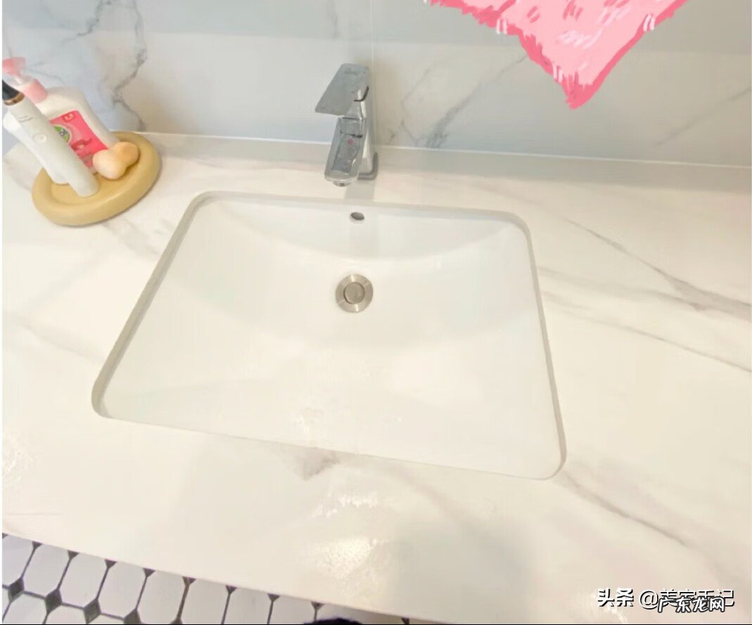 卫生间浴室柜风水镜图片 岩板一体盆浴室柜效果图