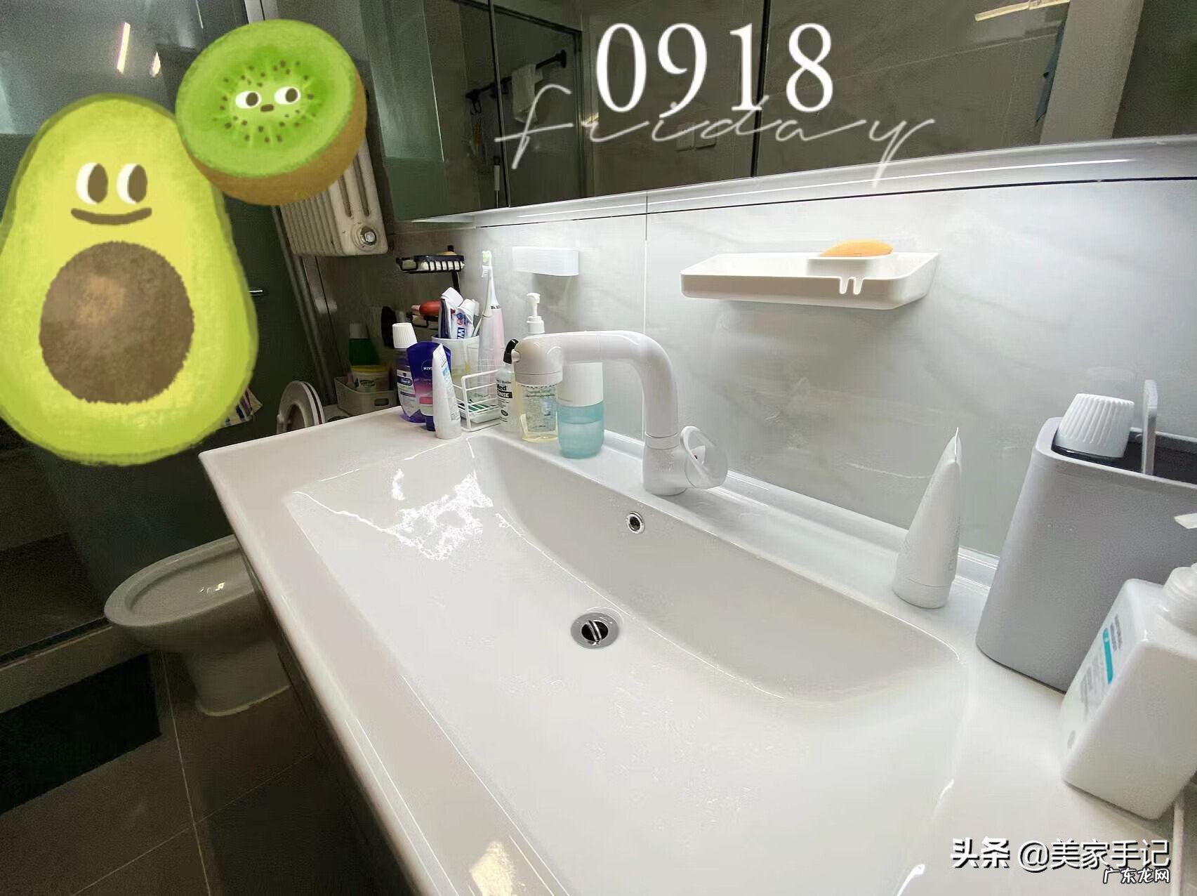 卫生间浴室柜风水镜图片 岩板一体盆浴室柜效果图