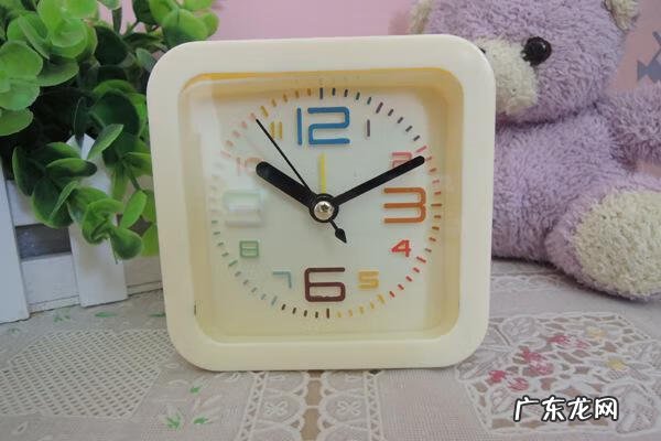 床头上面挂表好还是不好 卧室床头挂表好不好