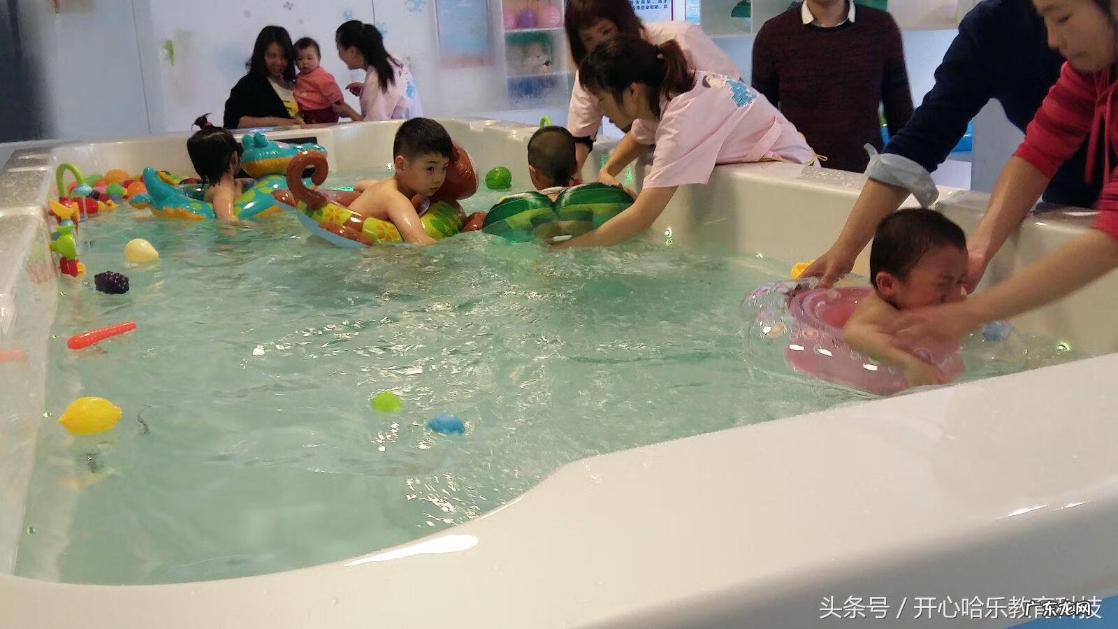 婴儿游泳馆游泳池图片 婴儿泳池设备