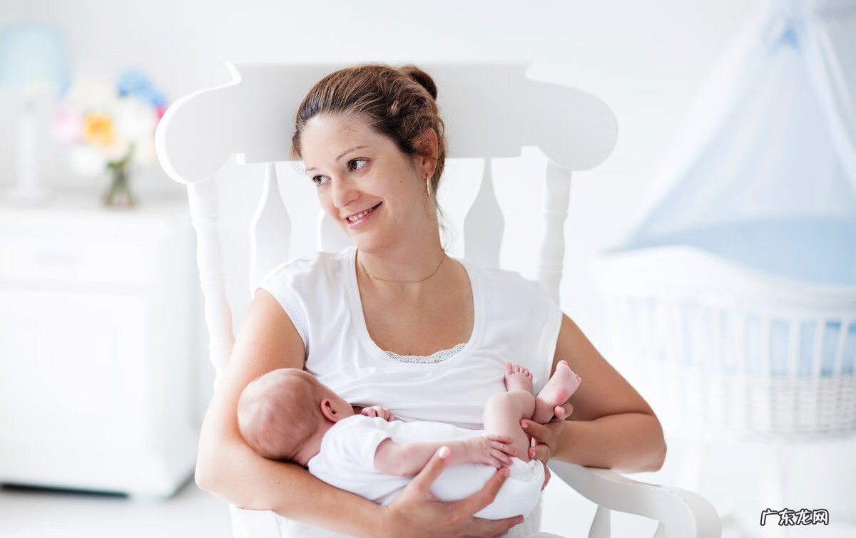 婴儿为什么一吃奶就哭 婴儿 一吃奶就哭