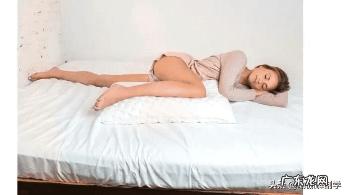 最简单的帮助睡眠的瑜伽动作 睡前瑜伽动作