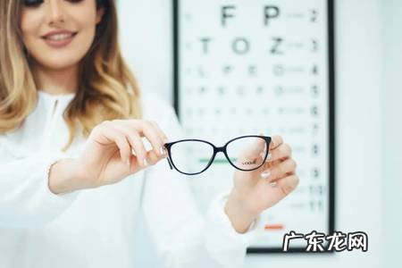眼镜戴久了,眼睛会变形?颜值会变丑?