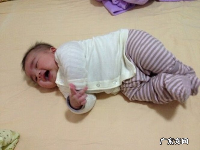 五个半月宝宝不会翻身 五个月宝宝不会翻身正常吗