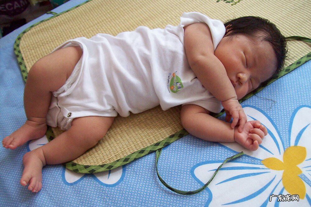 五个半月宝宝不会翻身 五个月宝宝不会翻身正常吗