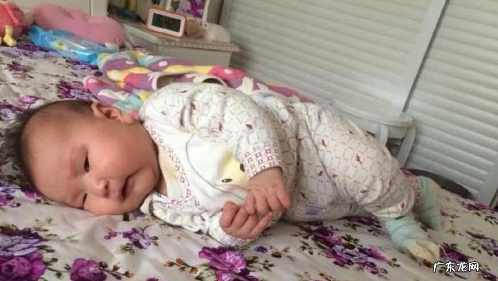 五个半月宝宝不会翻身 五个月宝宝不会翻身正常吗