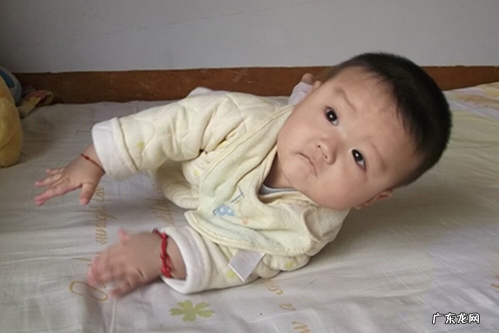五个半月宝宝不会翻身 五个月宝宝不会翻身正常吗