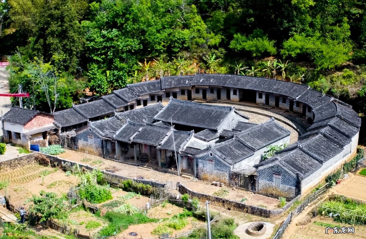 住宅门前有路半月形图片 门前半月塘的风水格局