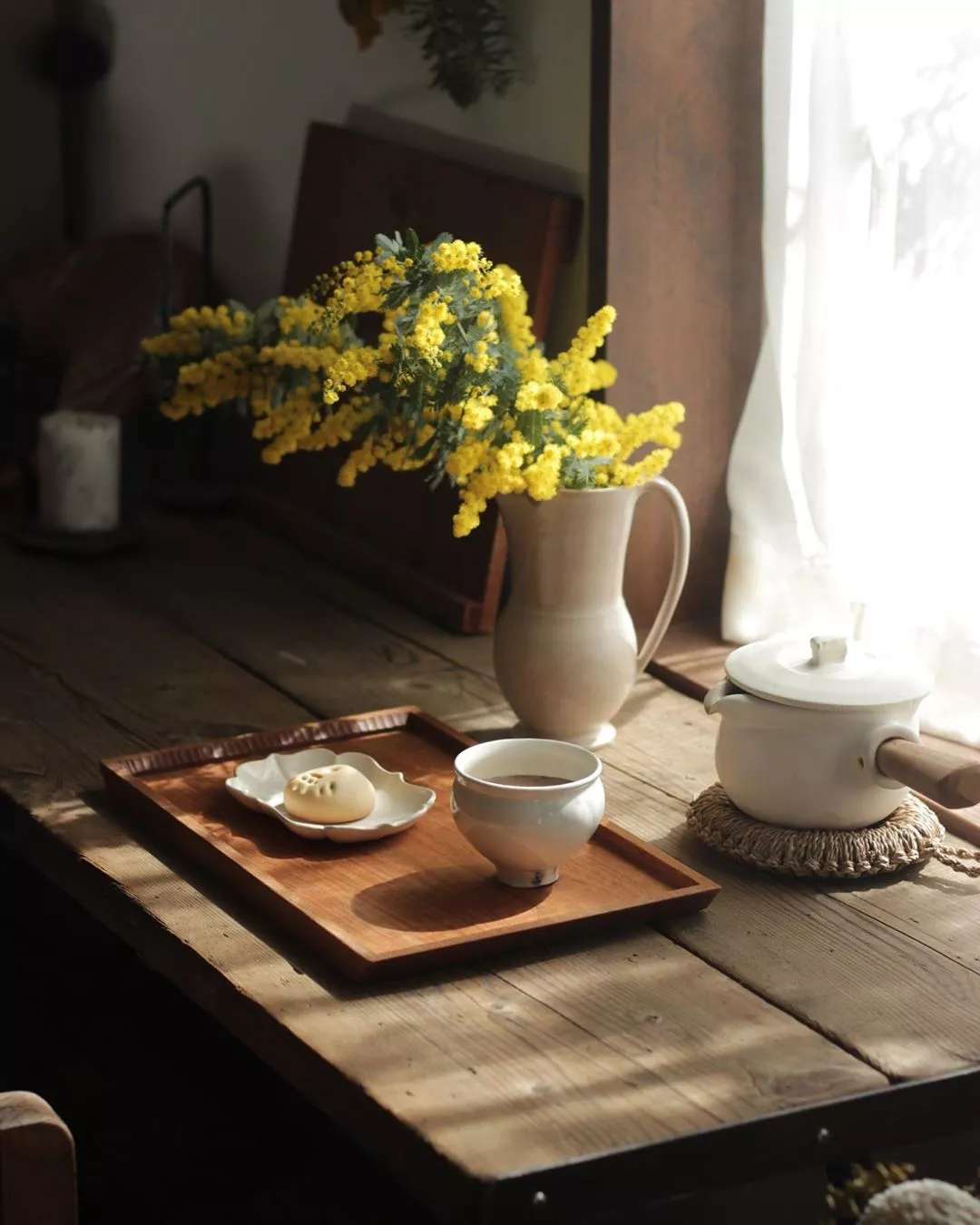 吃饭喜欢翘腿的人品质 翘脚吃饭风水