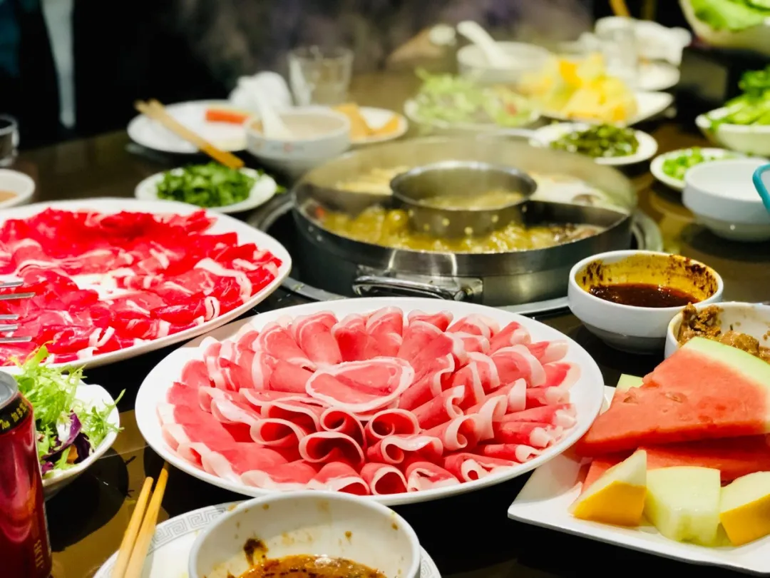 吃饭喜欢翘腿的人品质 翘脚吃饭风水