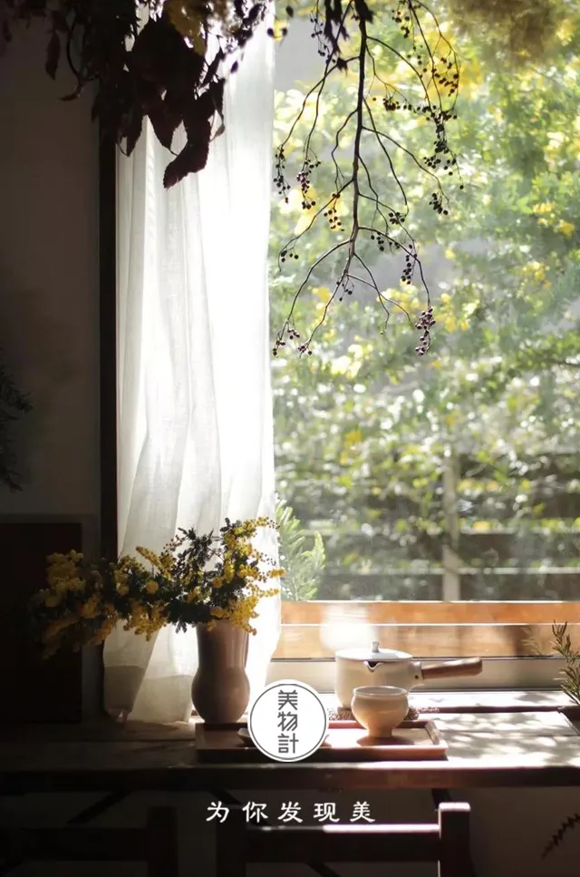 吃饭喜欢翘腿的人品质 翘脚吃饭风水