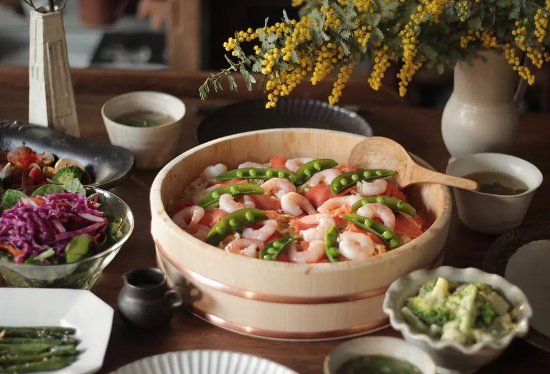 吃饭喜欢翘腿的人品质 翘脚吃饭风水