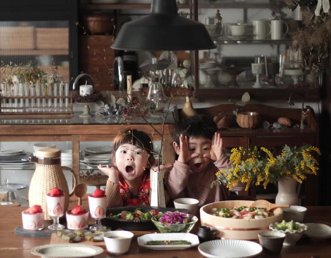 吃饭喜欢翘腿的人品质 翘脚吃饭风水