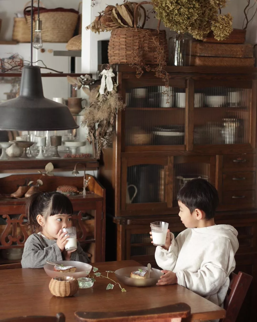 吃饭喜欢翘腿的人品质 翘脚吃饭风水