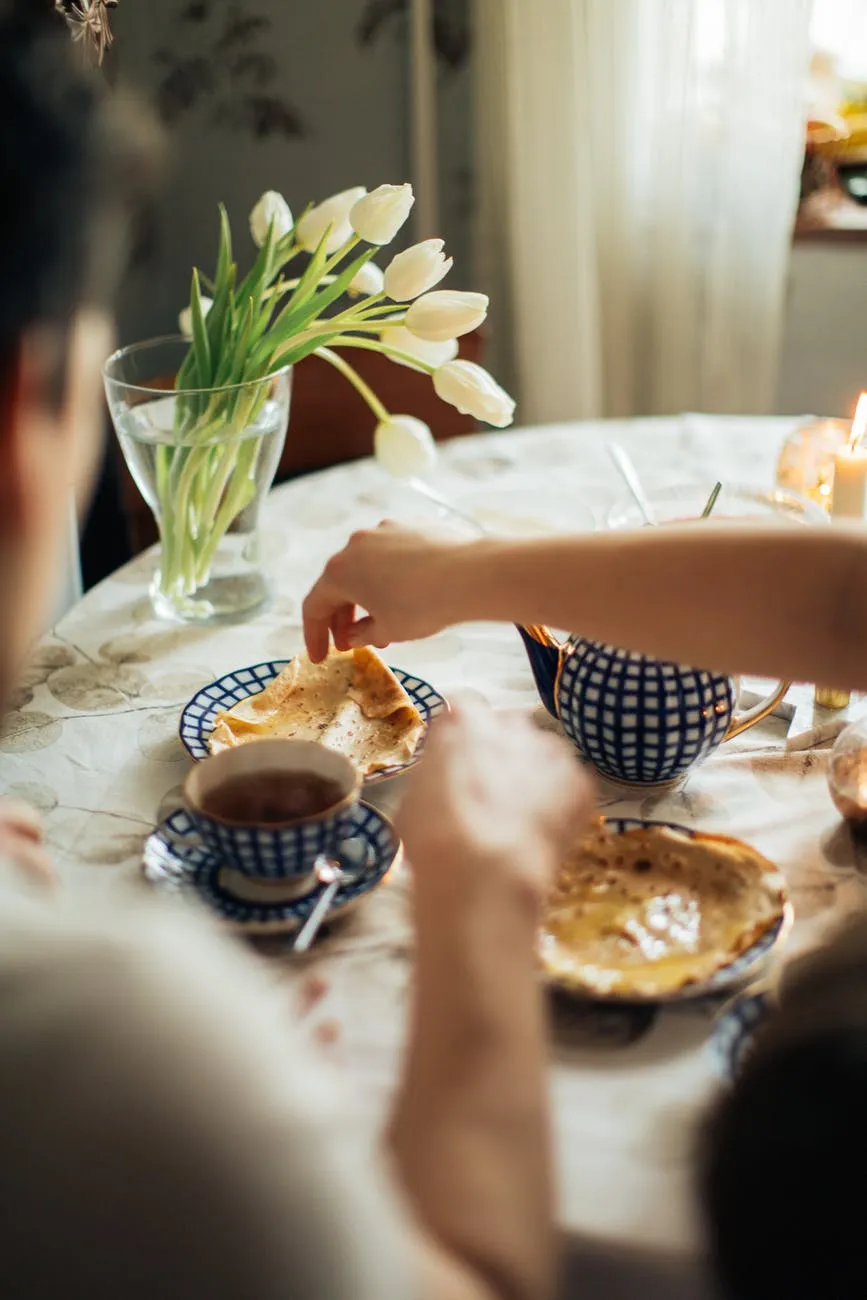 吃饭喜欢翘腿的人品质 翘脚吃饭风水