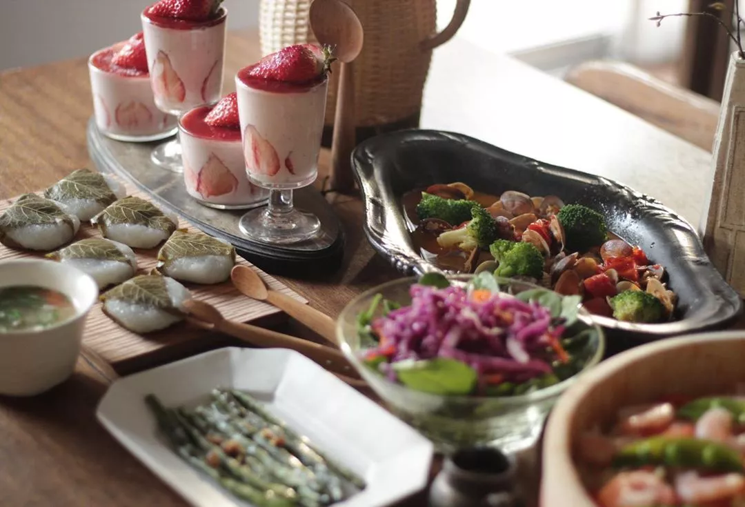 吃饭喜欢翘腿的人品质 翘脚吃饭风水