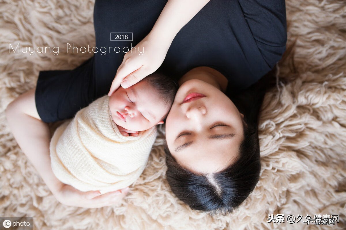 婴儿拍嗝的正确姿势 婴儿打嗝怎么办