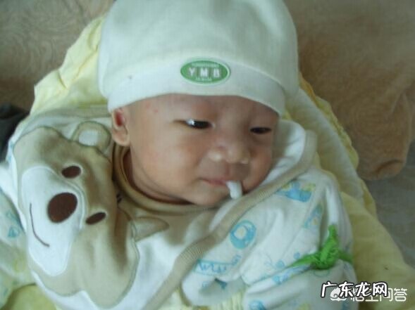 小朋友吐奶是怎么回事 小儿吐奶是什么原因引起的