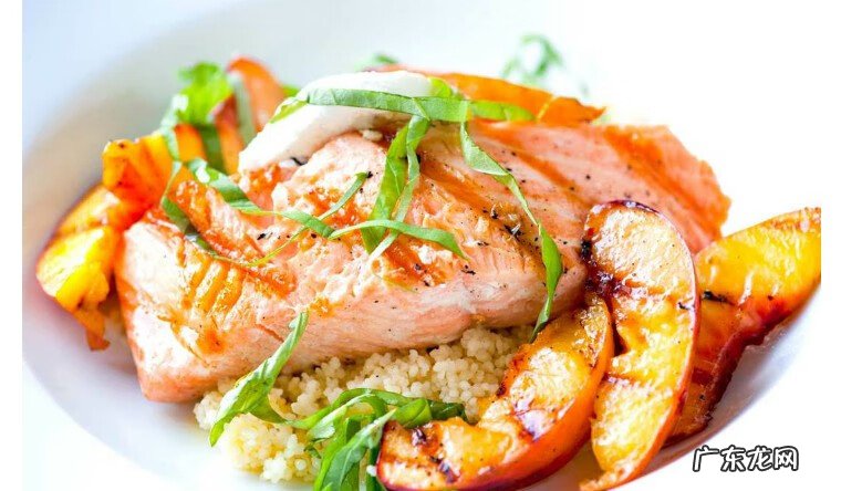 自助餐三文鱼怎么吃 三文鱼怎么吃生吃