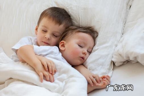 小婴儿头发稀少怎么办 几个月的宝宝头发稀少怎么办