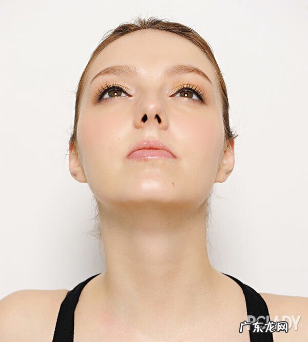 消除颈纹的七个好方法 消除颈纹