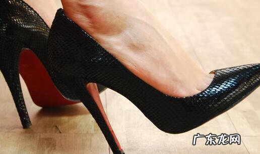 一只鞋后跟磨脚怎么办 新鞋磨脚后跟怎么办?