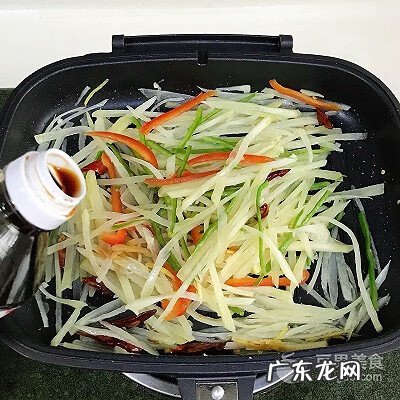 酸辣土豆丝放什么配料 酸辣土豆丝是什么菜