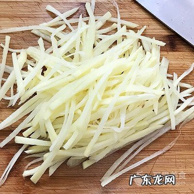 酸辣土豆丝放什么配料 酸辣土豆丝是什么菜
